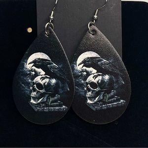 ☠️NWOT Halloween crow on a skull hook earrings☠️